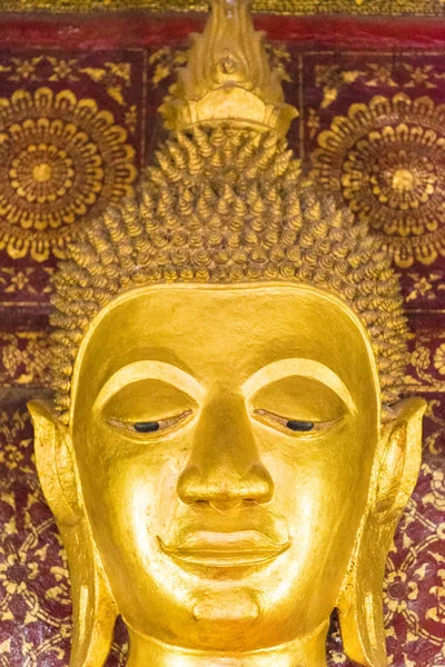 Statue eines buddhistischen Gottes, louangphabang, laos. Nahaufnahme. vertikal. — Stockfoto