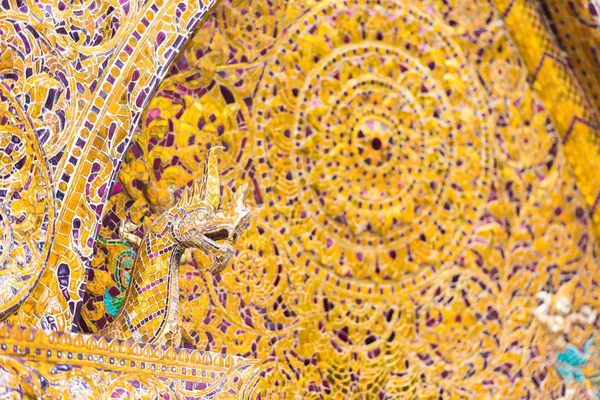 Mozaika na průčelí chrámu v Louangphabang, Laos. Detail. — Stock fotografie