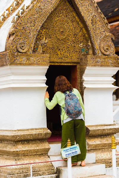 Turistické poblíž chrámu mozaika v Louangphabang, Laos. Vertikální. — Stock fotografie