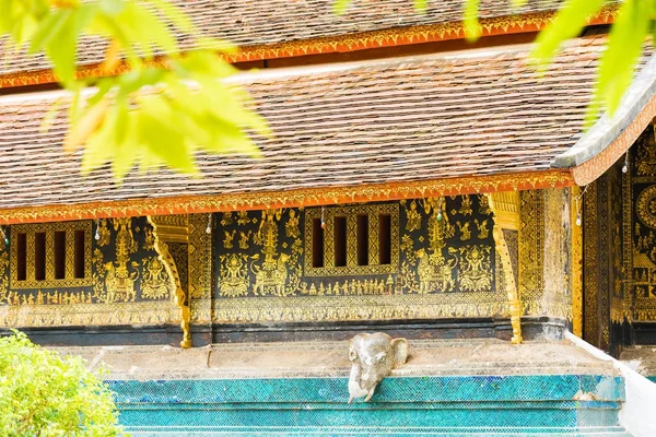 View of the temple building in Louangphabang, Laos. Close-up. — Stock Photo, Image