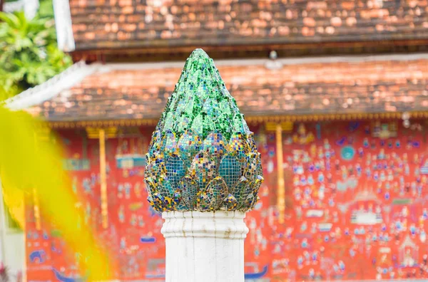 Estatua de mosaico de loto en Louangphabang, Laos. Primer plano —  Fotos de Stock