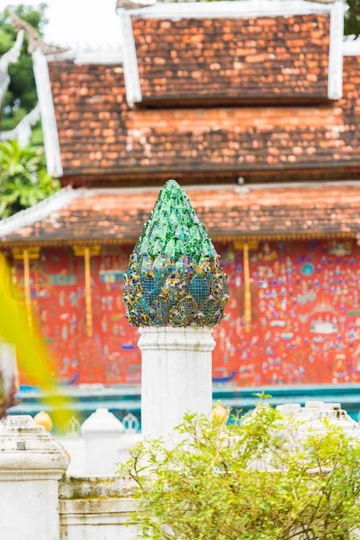 Mozaika socha lotus v Louangphabang, Laos. Vertikální. — Stock fotografie