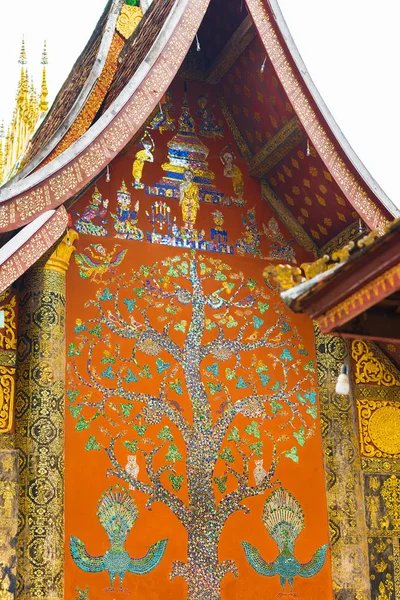 Mosaico en la fachada del templo en Louangphabang, Laos. Primer plano. Vertical . —  Fotos de Stock
