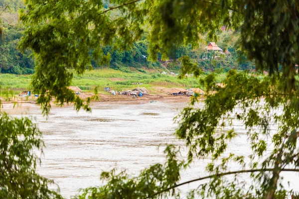 Vista del río Nam Khan, Louangphabang, Laos. Primer plano . — Foto de Stock