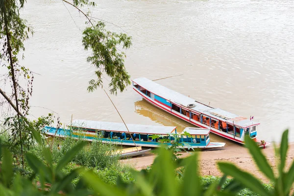 Boten door de shore Nam Khan rivier, Louangphabang, Laos. Ruimte voor tekst kopiëren — Stockfoto
