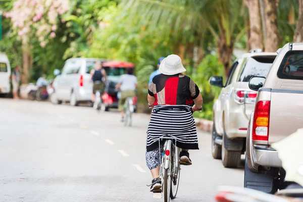 People on bicycles on a city street in Louangphabang, Laos. Copy space for text. — Stock Photo, Image