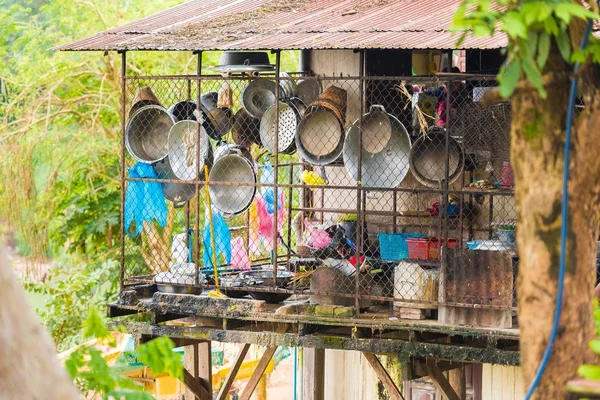 Mutfak eşyaları ile binanın görünümü, Louangphabang, Laos.