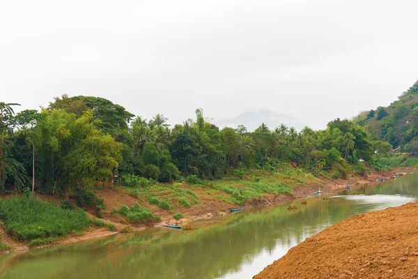 Vista del río Nam Khan, Louangphabang, Laos. Copiar espacio para texto . — Foto de Stock