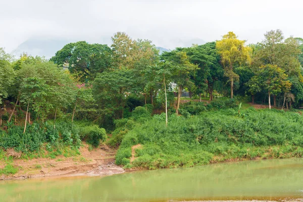 Vista del río Nam Khan, Louangphabang, Laos. Copiar espacio para texto . — Foto de Stock