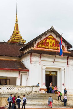 Louangphabang, Laos - 11 Ocak 2017: Turist Tapınağı girişine yakın. Metin için yer kopyalayın. Dikey.                              