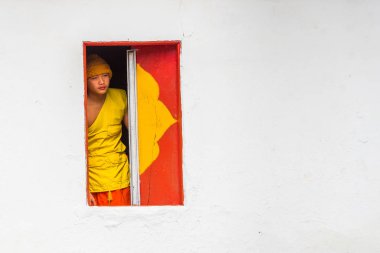 Louangphabang, Laos - 11 Ocak 2017: Monk tapınağın penceresinde. Metin için yer kopyalayın.                                 