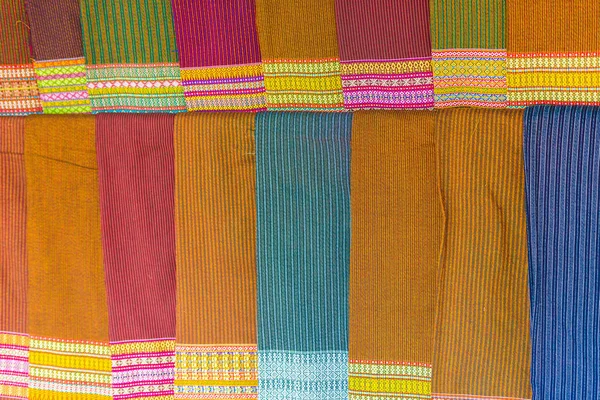 多彩多姿的织品特写在 Louangphabang, 老挝。特写. — 图库照片
