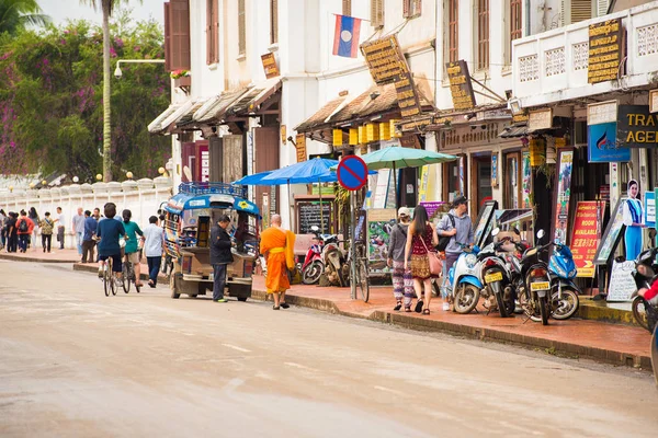 LOUANGPHABANG, LAOS - ЯНВАРЬ 11, 2017: Городской пейзаж. Копирование текста . — стоковое фото