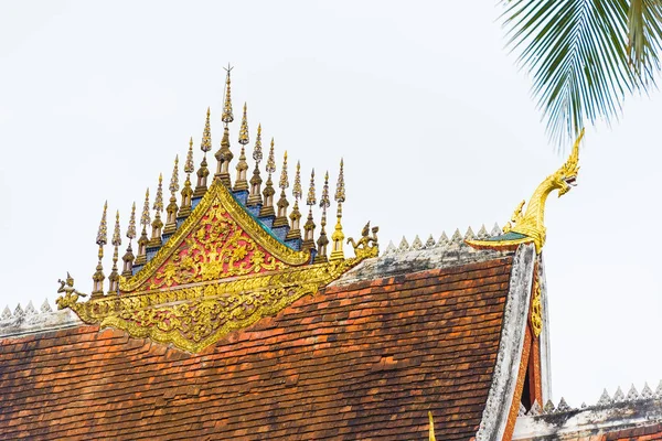 Het dak van de tempel Wat Siengthon in Louangphabang, Laos. Close-up. Ruimte voor tekst kopiëren. — Stockfoto