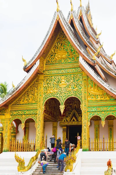 Louangphabang, Laos - 11 januari 2017: Weergave van Wat Siengthon tempel. Verticaal. — Stockfoto