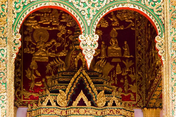 O baixo-relevo na parede do templo em Louangphabang, Laos. Close-up . — Fotografia de Stock