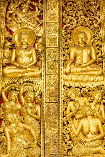 O baixo-relevo na parede do templo em Louangphabang, Laos. Close-up. Vertical . — Fotografia de Stock