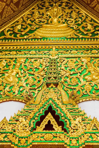 O baixo-relevo na parede do templo em Louangphabang, Laos. Close-up. Vertical . — Fotografia de Stock