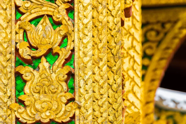 De bas-reliëf op de muur van de tempel in Louangphabang, Laos. Close-up. — Stockfoto