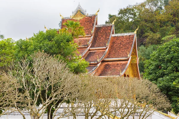 Zicht op Wat Siengthon tempel in Louangphabang, Laos. Ruimte voor tekst kopiëren. — Stockfoto