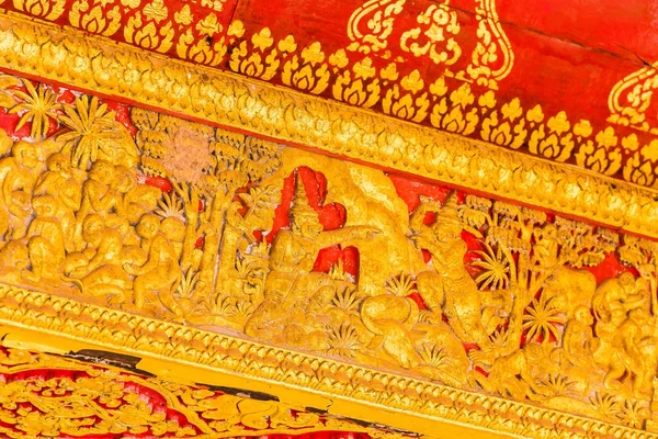 O baixo-relevo na parede do templo em Louangphabang, Laos. Close-up . — Fotografia de Stock