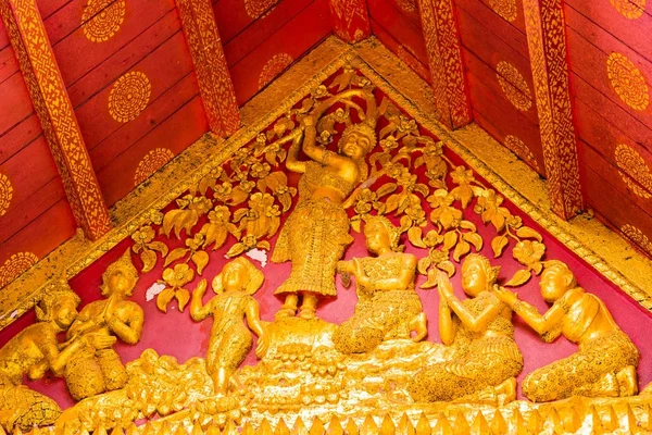 O baixo-relevo na parede do templo em Louangphabang, Laos. Close-up . — Fotografia de Stock