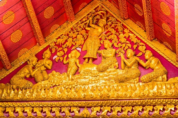O baixo-relevo na parede do templo em Louangphabang, Laos. Close-up . — Fotografia de Stock