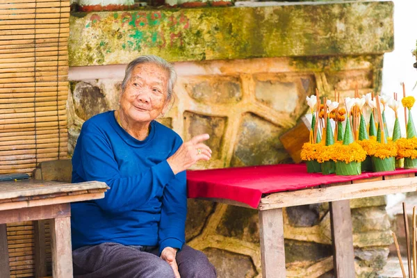 LOUANGPHABANG, LAOS - 11 JANVIER 2017 : Portrait d'une femme âgée. Gros plan . — Photo