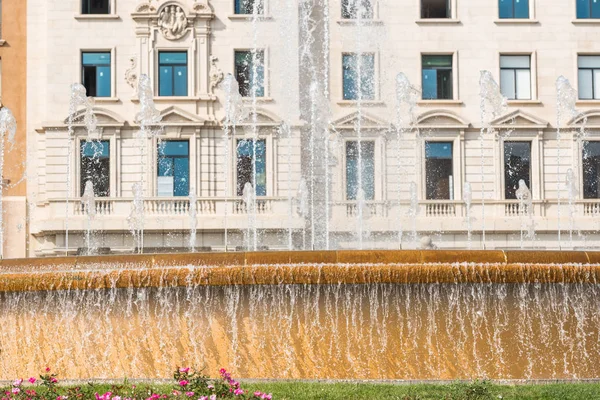 都市の噴水、バルセロナ、スペインのビュー。テキスト用のスペースをコピーします。クローズ アップ. — ストック写真