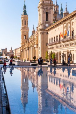 Zaragoza, İspanya - 27 Eylül 2017: İnsanlar ayağı - Roma Katolik Kilisesi Our Lady Katedrali Bazilikası yakınındaki. Dikey.