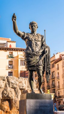 Anıt İmparatoru Octavian Augustus - Zaragoza, İspanya kurucusu. Yakın çekim. Dikey.