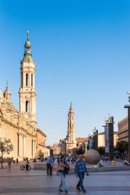 Zaragoza, İspanya - 27 Eylül 2017: İnsanlar ayağı - Roma Katolik Kilisesi Our Lady Katedrali Bazilikası yakınındaki. Dikey.