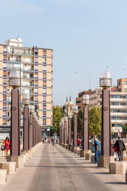 Zaragoza, İspanya - 27 Eylül 2017: Ebro nehrinin üzerinde köprü. Metin için yer kopyalayın. Dikey.