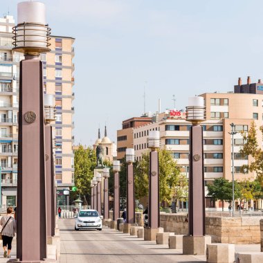 Zaragoza, İspanya - 27 Eylül 2017: Ebro nehrinin üzerinde köprü. Metin için yer kopyalayın.