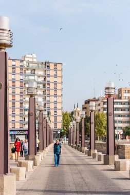 Zaragoza, İspanya - 27 Eylül 2017: Ebro nehrinin üzerinde köprü. Metin için yer kopyalayın. Dikey.