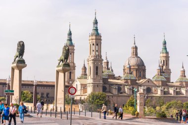 Zaragoza, İspanya - 27 Eylül 2017: Ebro nehrinin ayağı Our Lady Katedrali Bazilikası arka planı üzerinde köprü. Metin için yer kopyalayın.