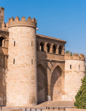 Saray Aljaferia, Zaragoza, İspanya'da 11 inci yüzyılda inşa görünümünü. Dikey. Metin için yer kopyalayın.                               
