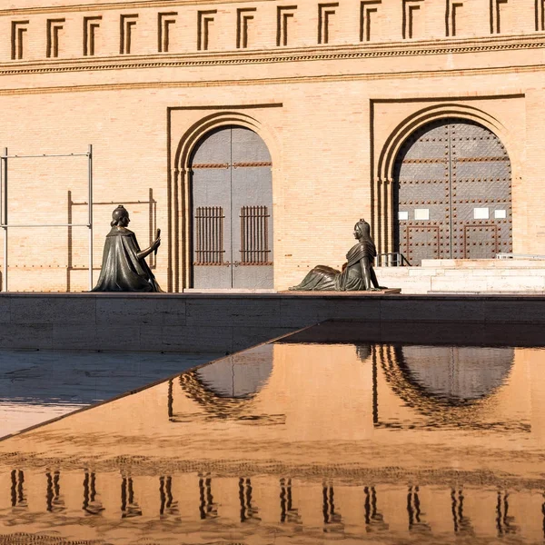 Dos esculturas femeninas de bronce en la Plaza Pilar, Zaragoza, España. Copiar espacio para texto . — Foto de Stock