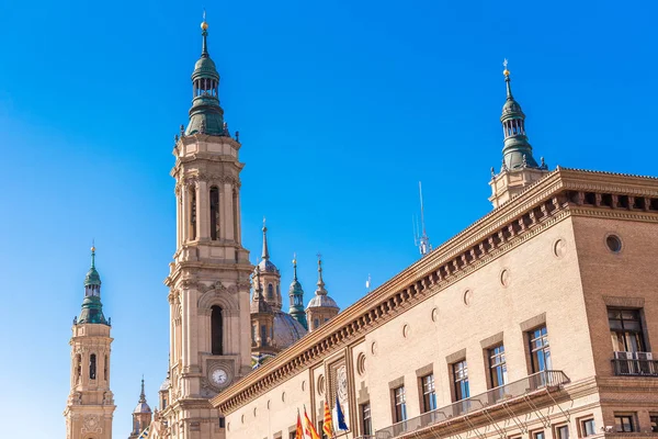 A Catedral-Basílica de Nossa Senhora do Pilar - uma igreja católica romana, Zaragoza, Espanha . — Fotografia de Stock