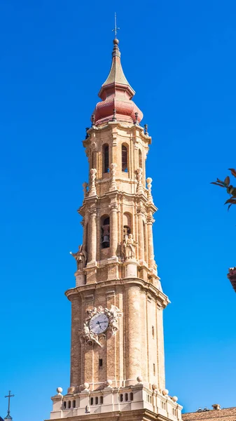La Cattedrale del Salvatore o Catedral del Salvador a Saragozza, Spagna. Copia spazio per testo. Verticale . — Foto Stock