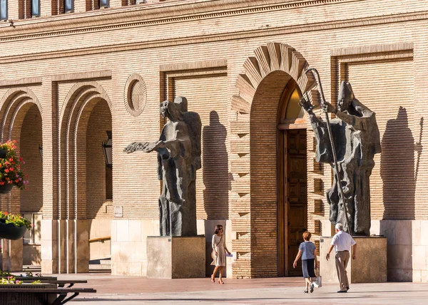 市庁舎の建物の近くのサラゴサ, スペイン - 2017 年 9 月 27 日: 彫刻. — ストック写真