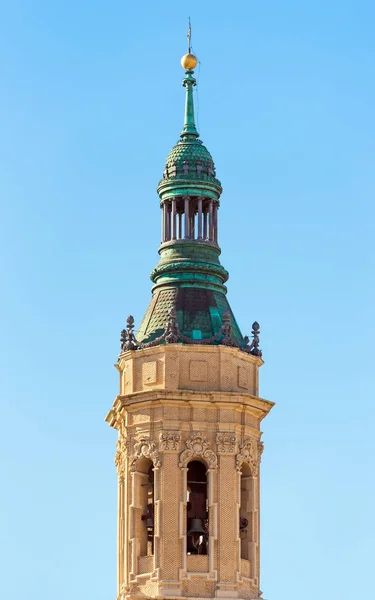 Собор-базилика Богоматери Столпа - римская католическая церковь, Сарагоса, Испания. Крупный план. Вертикаль . — стоковое фото