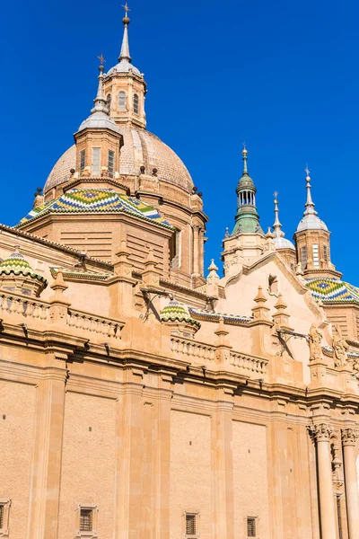 Catedral-Basílica de Nuestra Señora del Pilar - Iglesia católica romana, Zaragoza, España. Primer plano. Vertical . —  Fotos de Stock