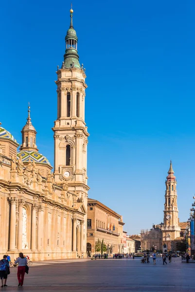 SARAGOSSA, ESPAÑA - 27 DE SEPTIEMBRE DE 2017: Gente cercana a la Catedral-Basílica de Nuestra Señora del Pilar - Iglesia Católica Romana. Vertical . —  Fotos de Stock