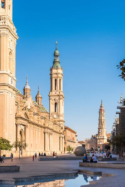 Zaragoza, İspanya - 27 Eylül 2017: İnsanlar ayağı - Roma Katolik Kilisesi Our Lady Katedrali Bazilikası yakınındaki. Dikey.