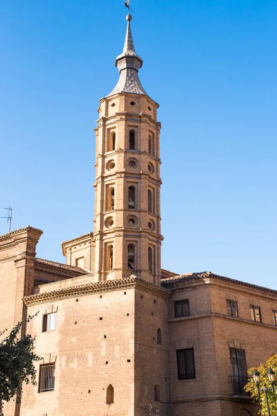 Kyrkan Iglesia de San Juan de los Panetes, Zaragoza, Spanien. Kopiera utrymme för text. Vertikal. — Stockfoto
