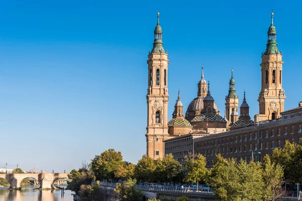 Catedral-Basílica de Nuestra Señora del Pilar - Iglesia católica romana, Zaragoza, España. Copiar espacio para texto . —  Fotos de Stock