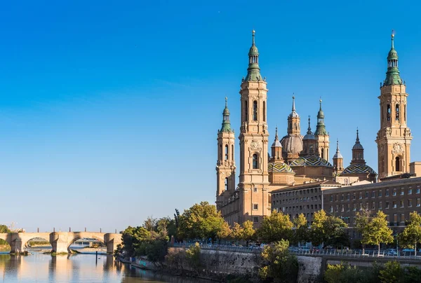 Catedral-Basílica de Nuestra Señora del Pilar - Iglesia católica romana, Zaragoza, España. Copiar espacio para texto . —  Fotos de Stock