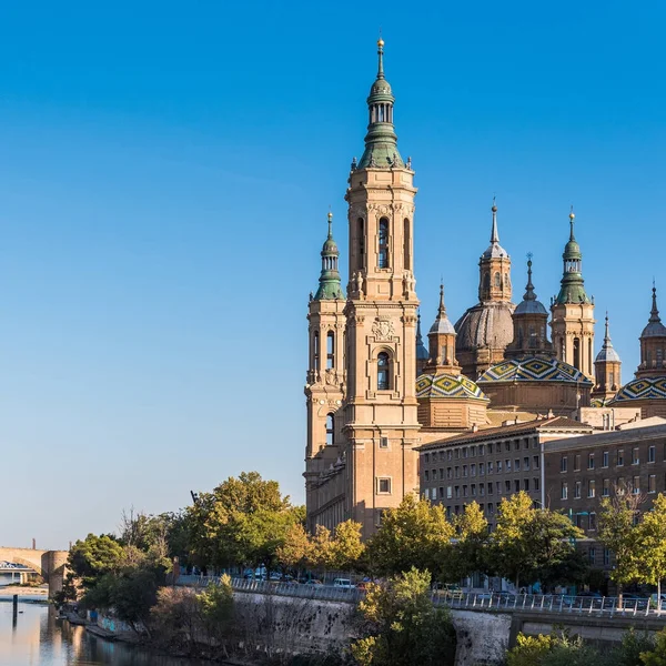 Catedral-Basílica de Nuestra Señora del Pilar - Iglesia católica romana, Zaragoza, España. Copiar espacio para texto . —  Fotos de Stock