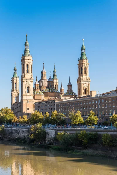 Catedral-Basílica de Nuestra Señora del Pilar - Iglesia católica romana, Zaragoza, España. Copia espacio para texto. Vertical . —  Fotos de Stock